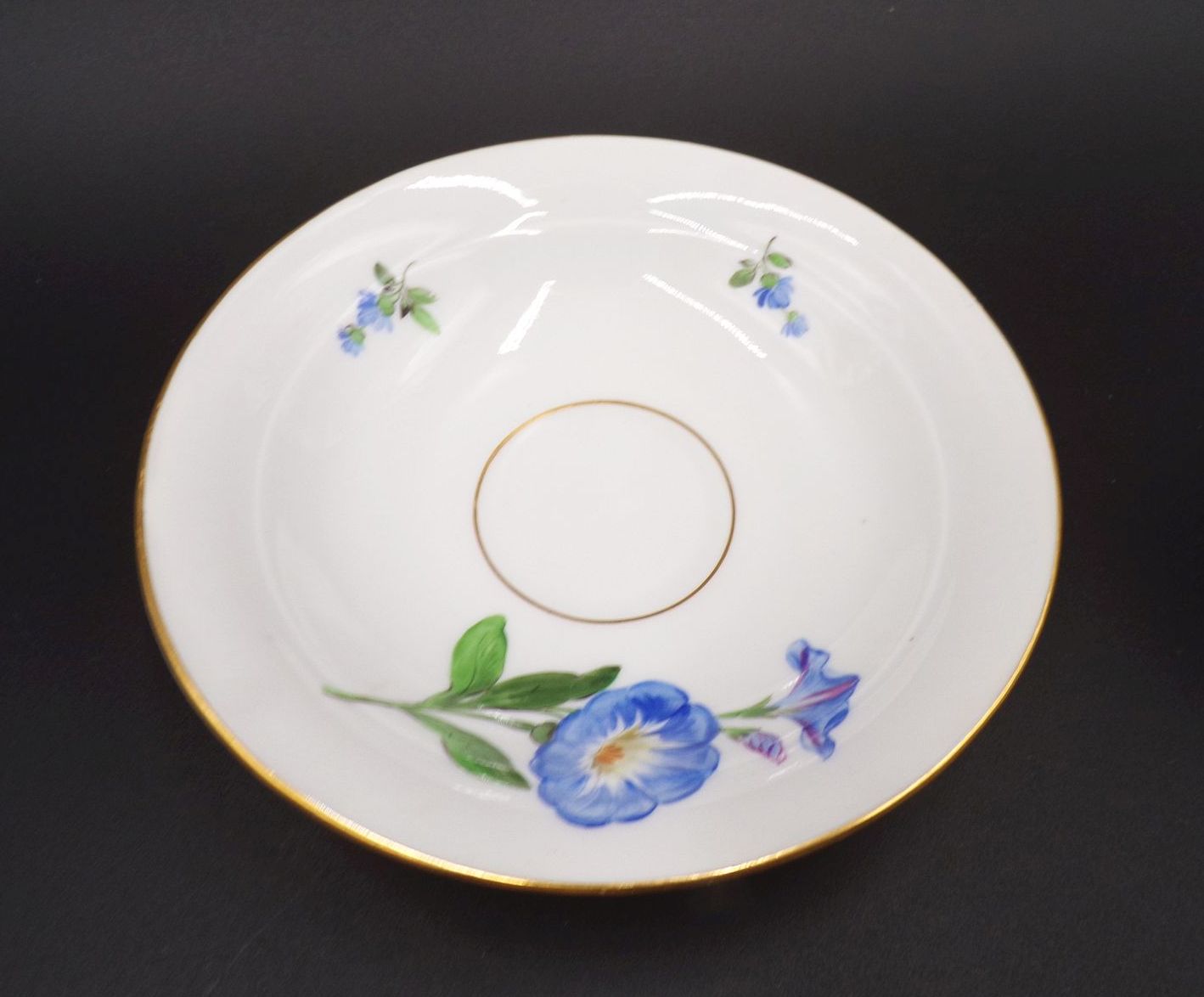 Altes Meissen Porzellan Tasse Untertasse blaue Blume Schwanenhals Altes Meissen Porzellan Tasse Untertasse blaue Blume Schwanenhals