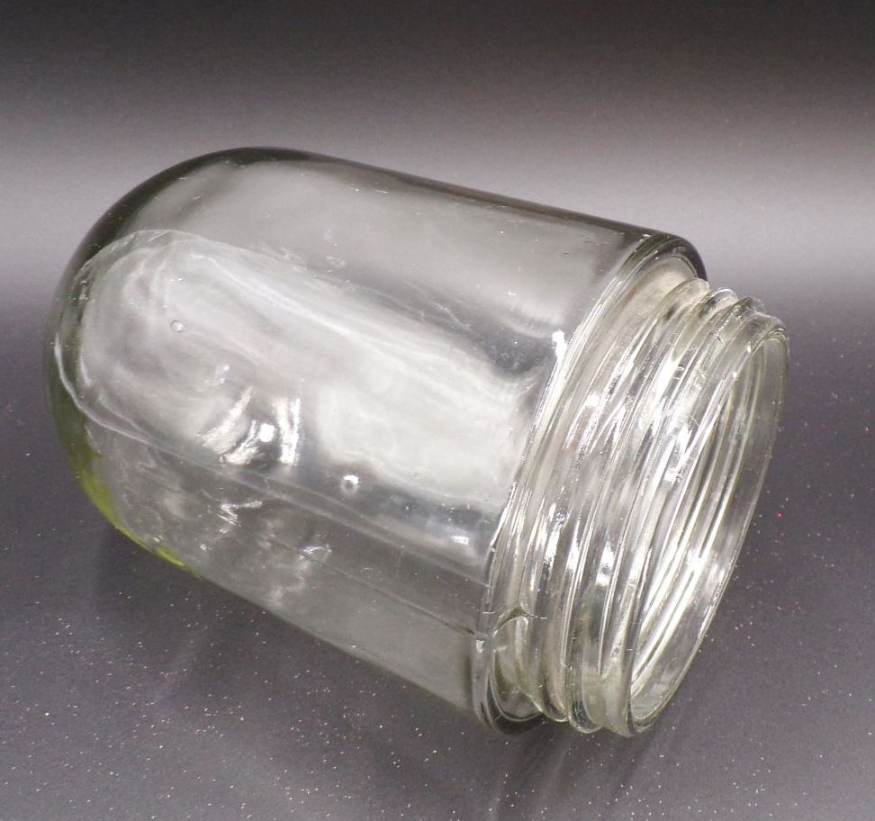 Alte Glaskolbenlampe aus Glas Porzellan Kellerlampe Bauhaus E27 Vintage 