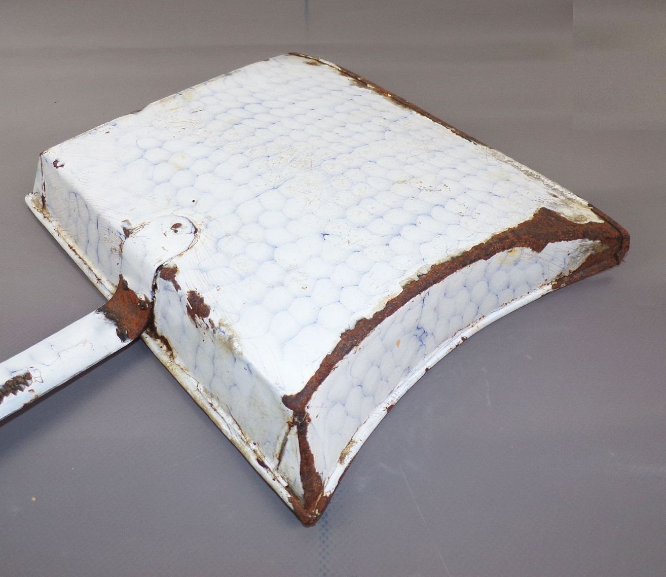 Alte Emaille Schaufel Wabenmuster Netzdekor Kehrschaufel Schippe Deko