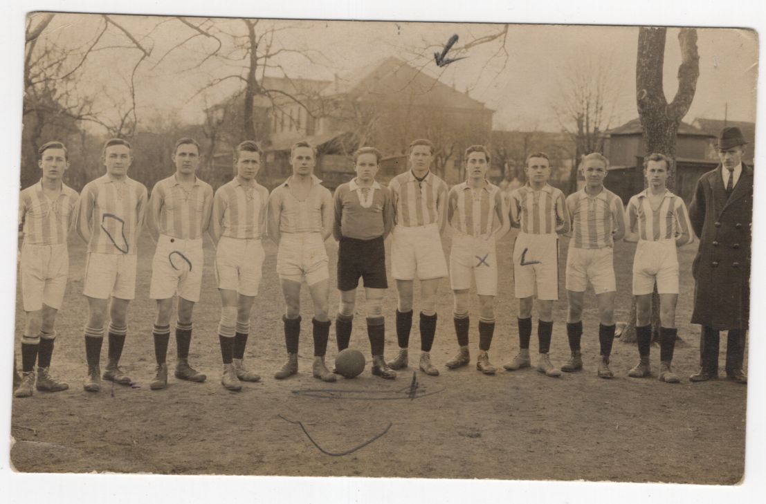 Foto Ak Fussballer Mügeln um 1920 Fußball