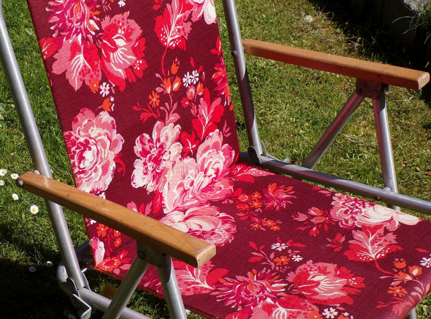 Alter DDR Klappstuhl Campingstuhl Rot Blumen Muster Polsterbezug 