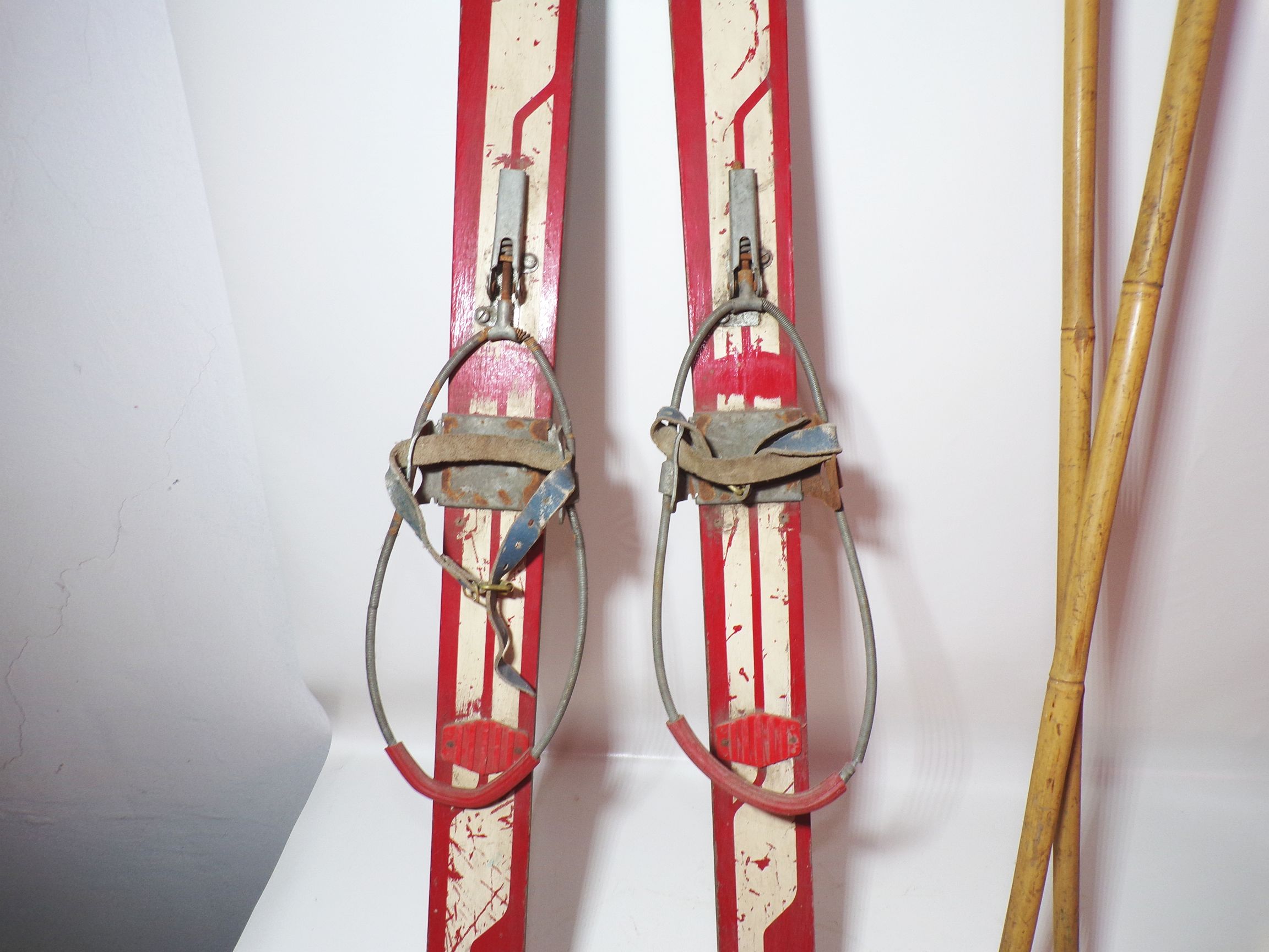 Germina Multiply Kinderski Skier DDR Ski Rot mit Skistöcken