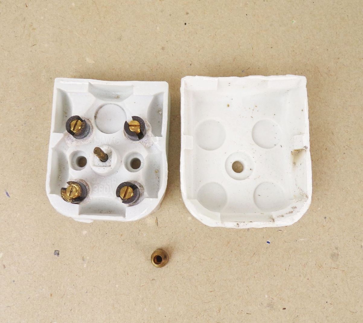 Alte Verteilerdose aus Porzellan Aufputz Abzweigdose