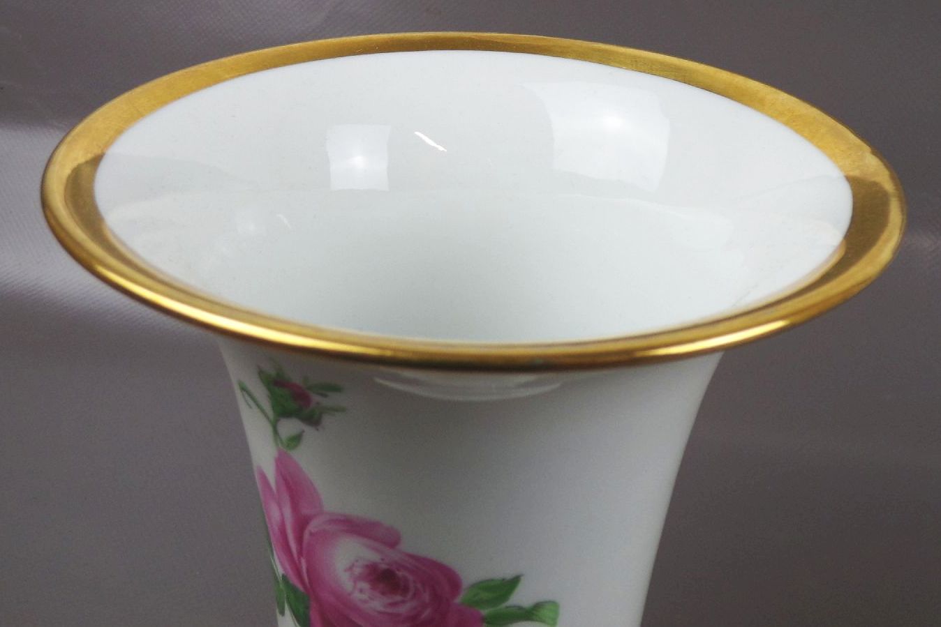Meissen Porzellan Vase Trichtervase Rote Rose Goldrand