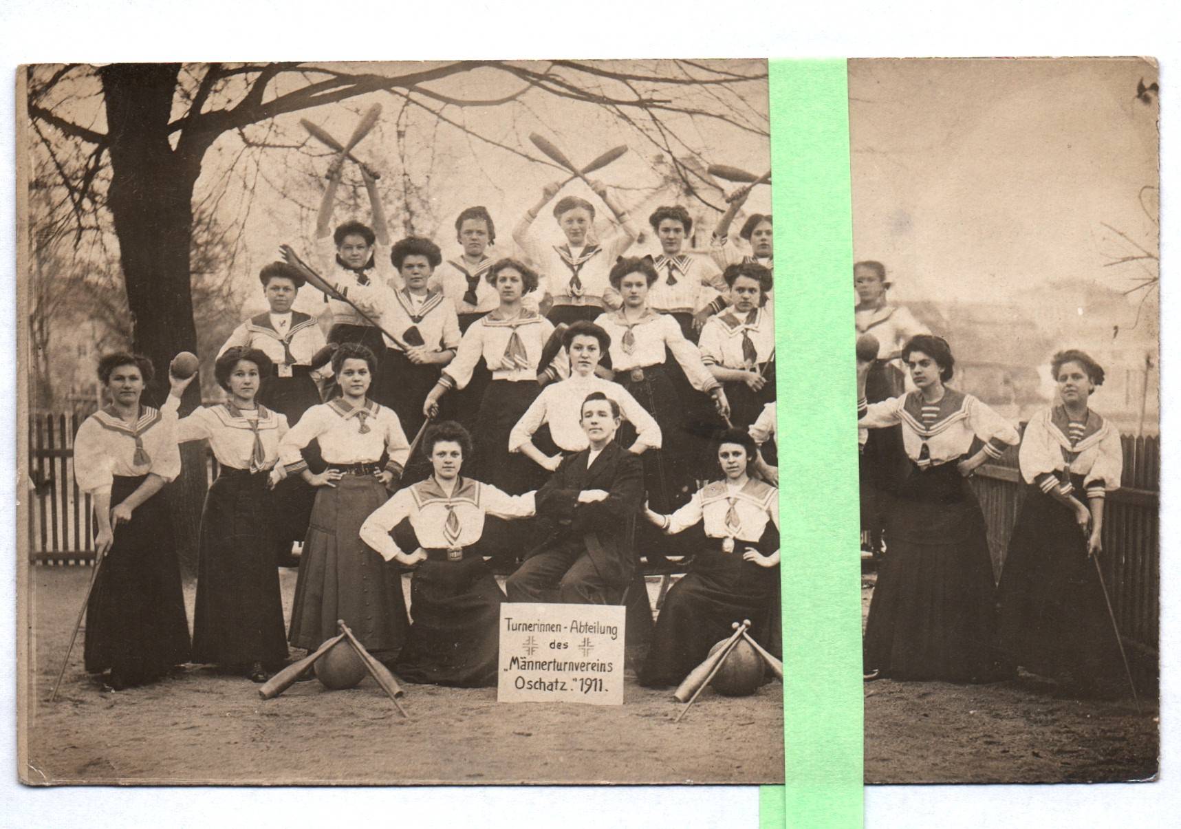 Foto Ak Turnerinnen Abteilung des Männerturnvereins Oschatz 1911 Frankatur
