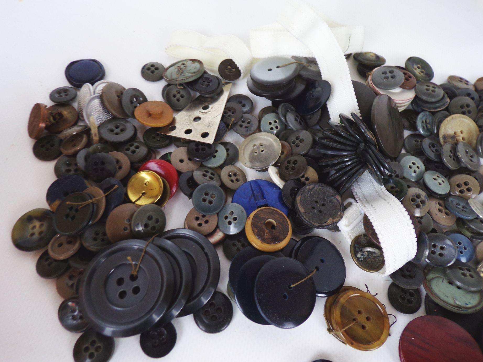 Blechdose mit Knöpfen Konvolut vintage buttons Blechdose mit Knöpfen Konvolut vintage buttons