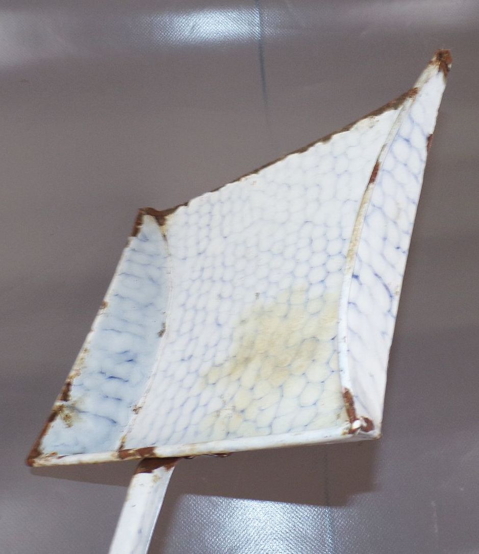 Alte Emaille Schaufel Wabenmuster Netzdekor Kehrschaufel Schippe Deko