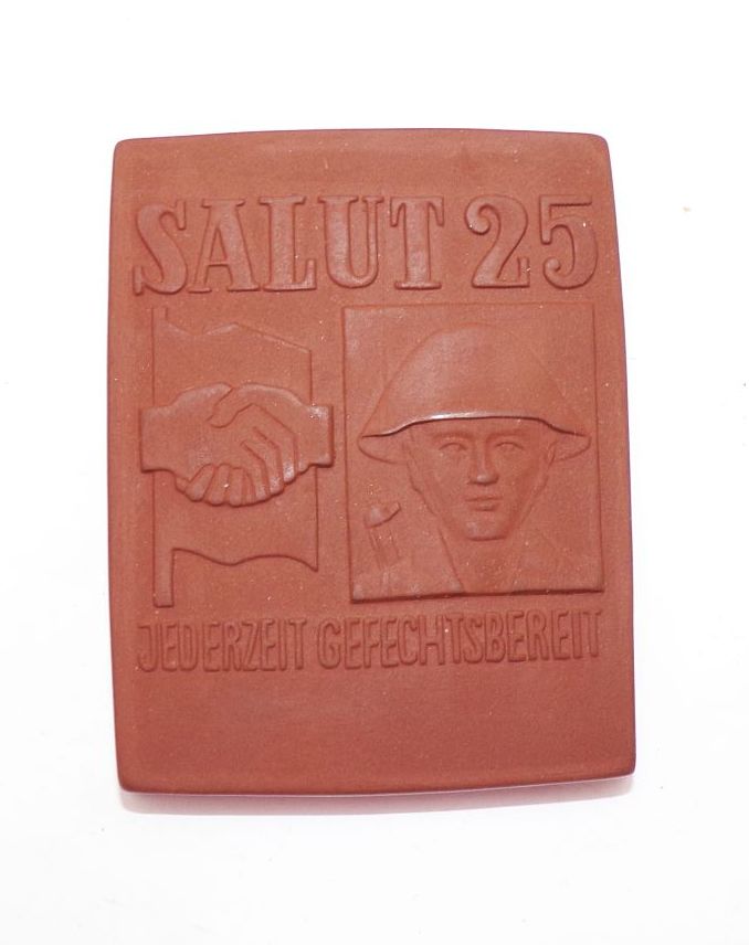 Salut 25 Jederzeit Gefechtsbereit NVA Meissen Plakette 1970 mit Etui Salut 25 Jederzeit Gefechtsbereit NVA Meissen Plakette 1970 mit Etui