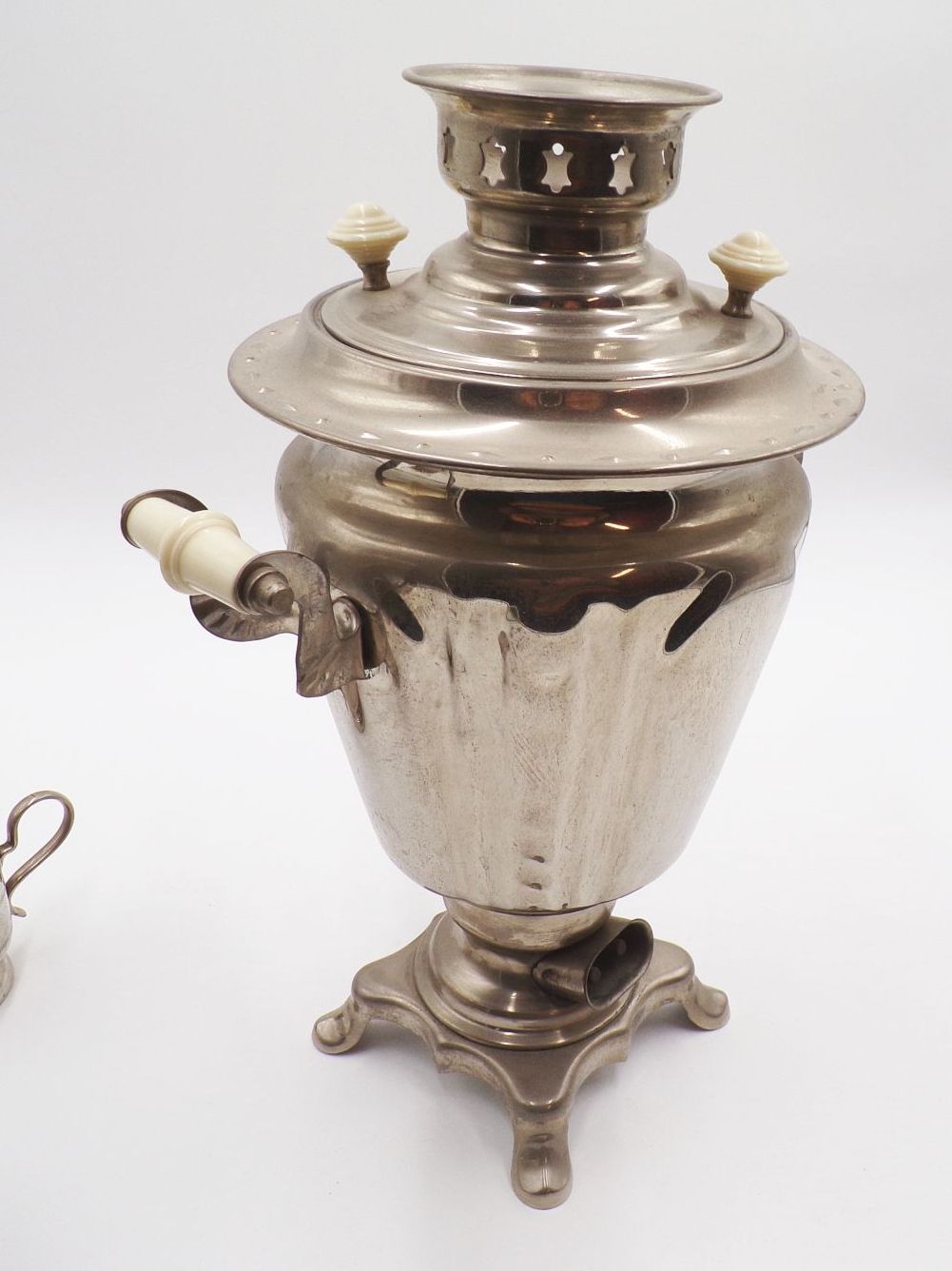 Alter Samowar UdSSR mit 2 Teegläsern 