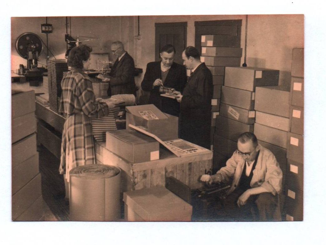 Foto Lot Olympia Metall Spielwaren Leipziger Messe Stand 1960er Spielzeug Foto Lot Olympia Metall Spielwaren Leipziger Messe Stand 1960er Spielzeug