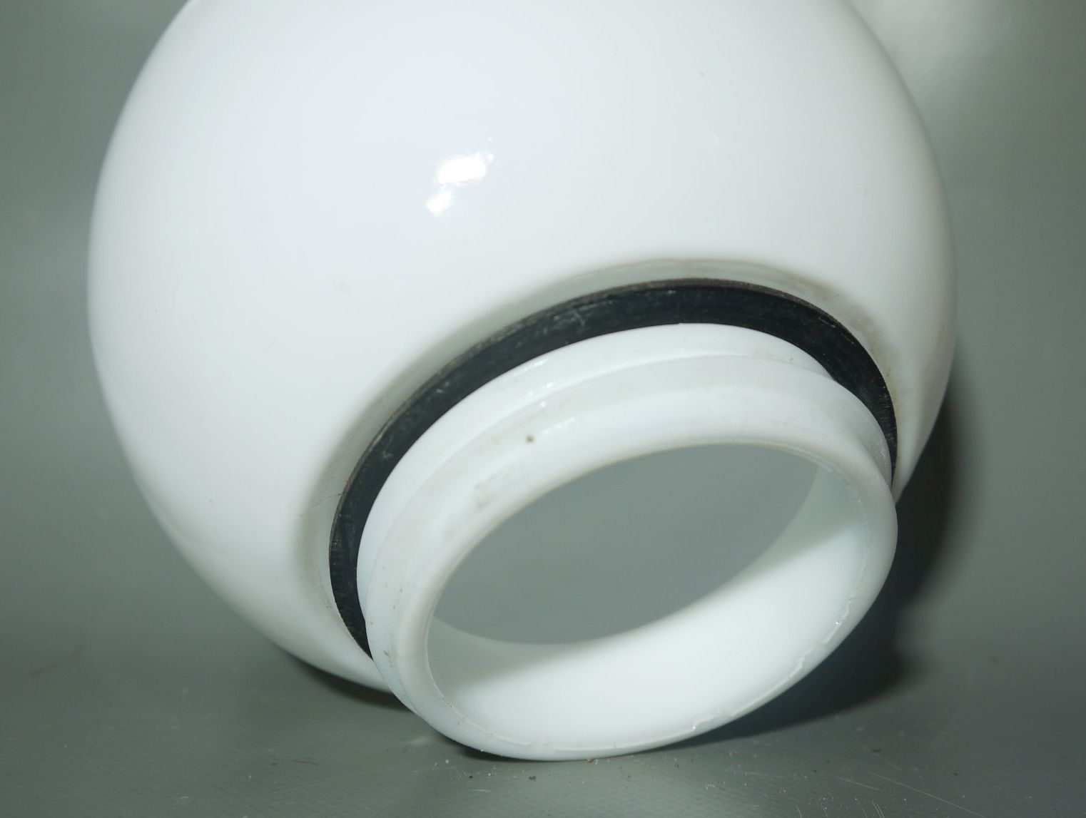 Old Kugelleuchte Fassung schräg Glaskugel weiss vintage