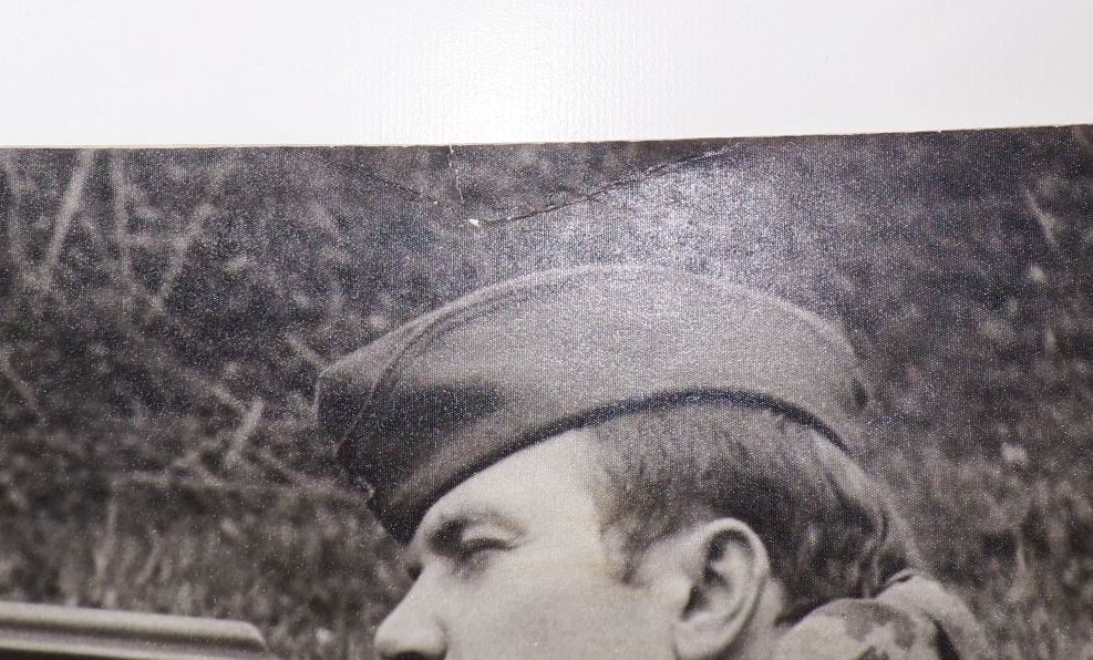 Foto NVA Soldat Blumentarn zielt mit AK47 NVA Volksarmee Fotografie