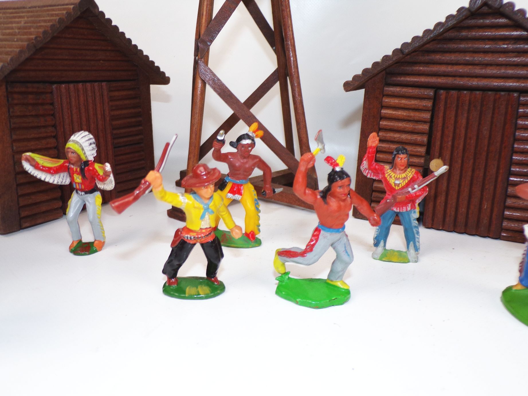 DDR Indianer Fort Holzhütten Wildwest Figuren 