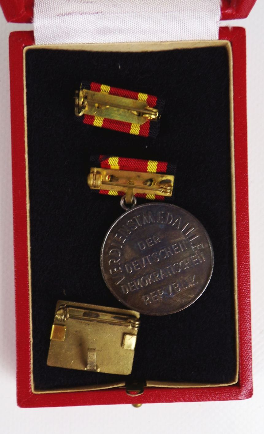 Verdienstmedaille der DDR Deutsche Demokratische Republik mit Etui Verdienstmedaille der DDR Deutsche Demokratische Republik mit Etui