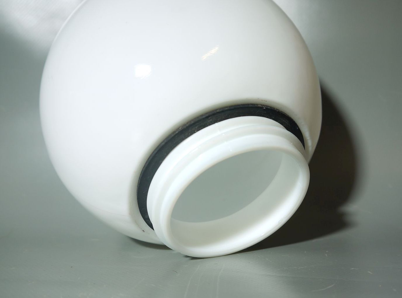 Alte Deckenlampe Kugel Glas Weiss Leuchte Kellerlampe Porzellan Fassung