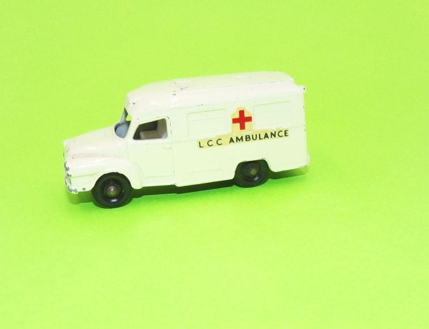 Old Matchbox Auto No 14 Lomas Ambulance mit OVP Modellauto