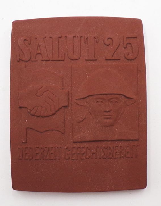 Salut 25 Jederzeit Gefechtsbereit NVA Meissen Plakette 1970 