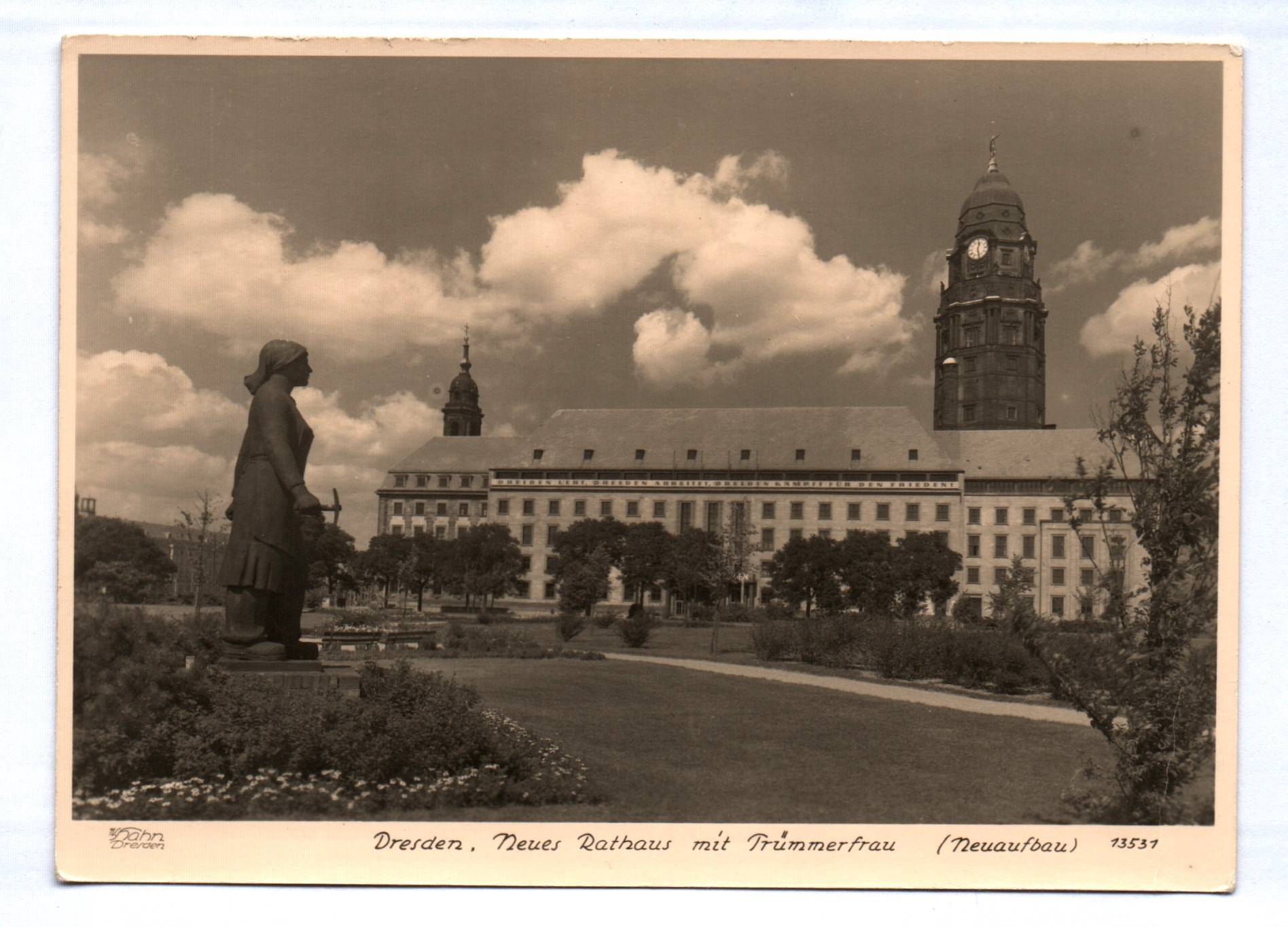 Ak Dresden Neues Rathaus mit Trümmerfrau Neuaufbau Ak Dresden Neues Rathaus mit Trümmerfrau Neuaufbau