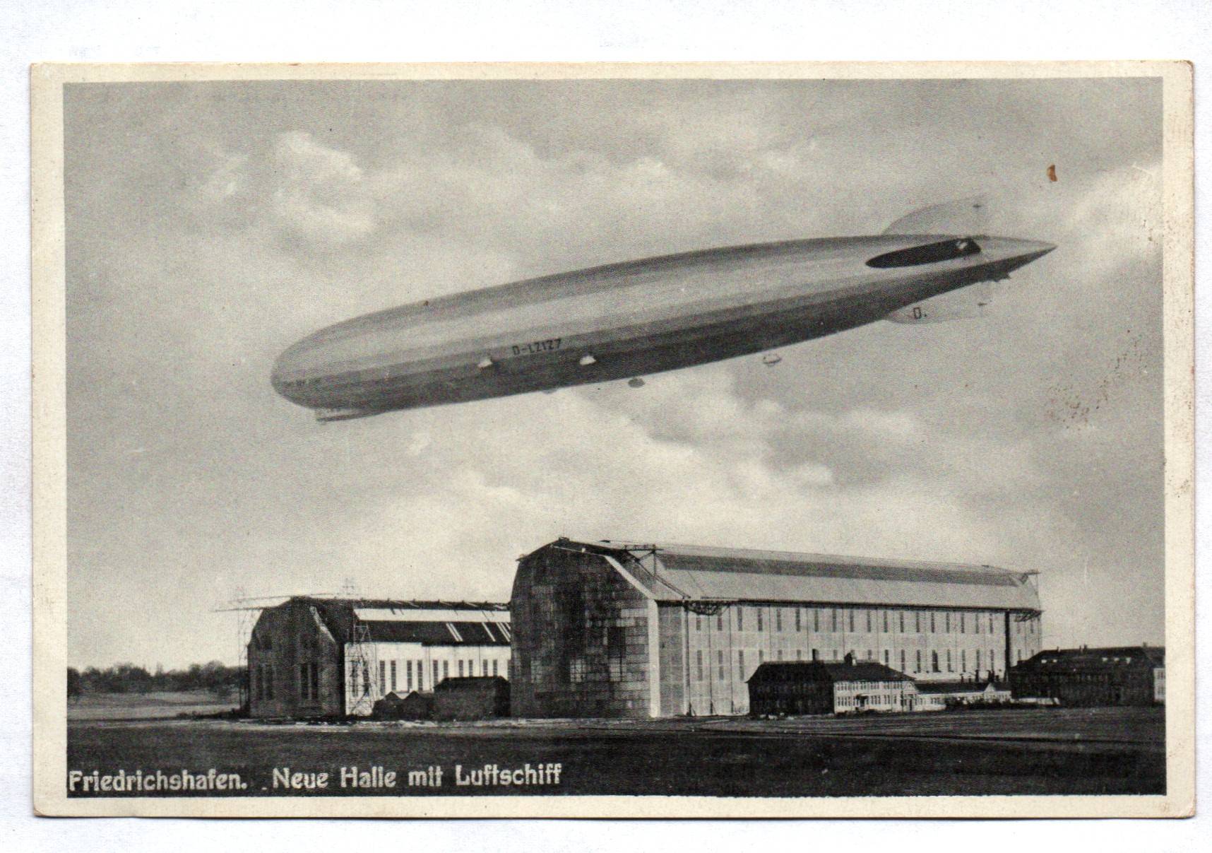 Ak Friedrichshafen Neue Halle mit Luftschiff 