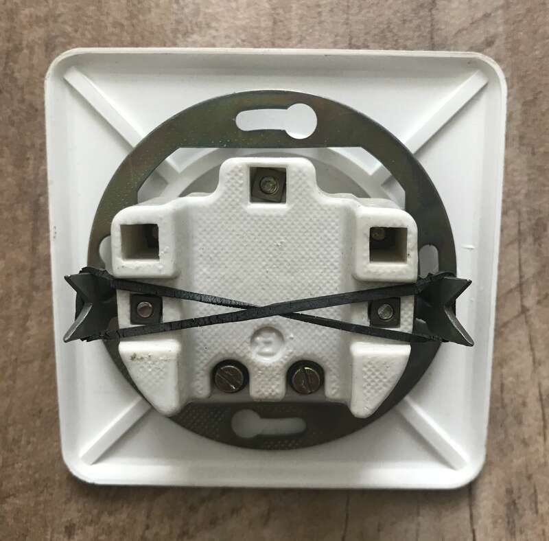 Alte Steckdosen Aufputz Klappe Lichtschalter DDR Verteilerdosen