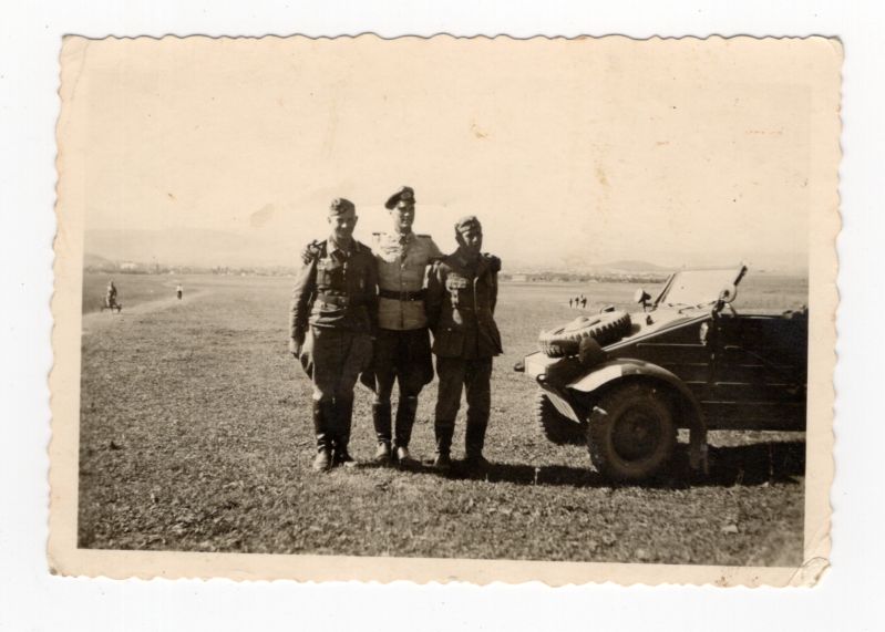 Foto Offizier mit Kameraden Kübelwagen 2 WK WW2