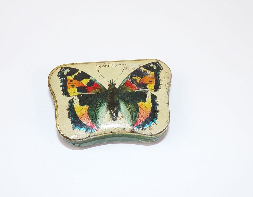 Alte Hartwig und Vogel Blechdose Nesselfalter Automatendose