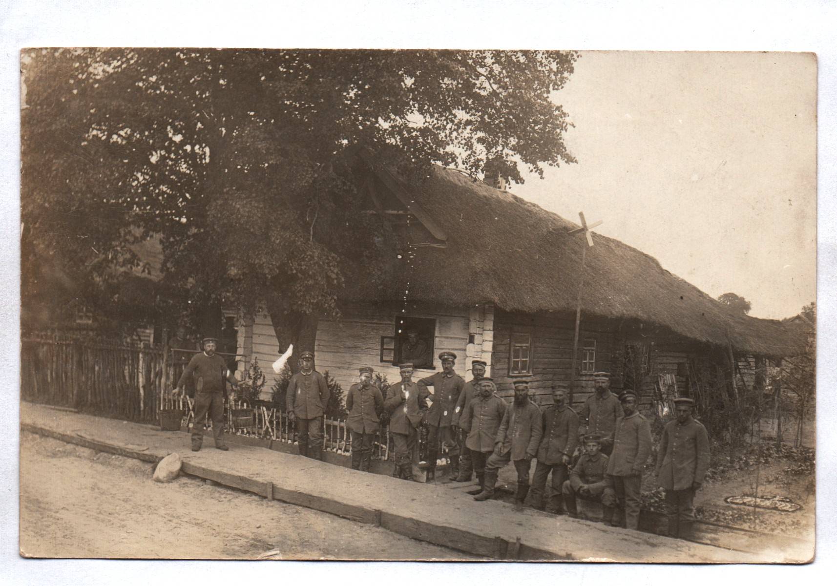 Foto Ak Soldaten in Rußland 1916 Bauernhaus