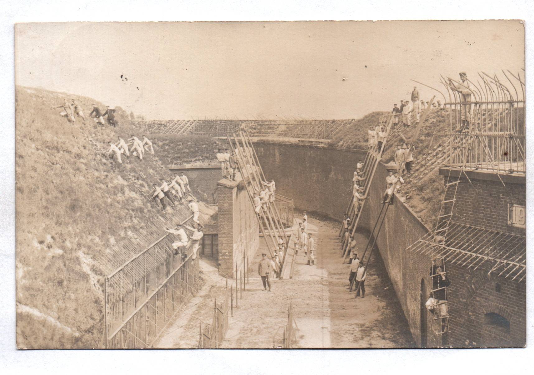 Foto Ak Riesa Fort Bauarbeiten Soldaten 1915