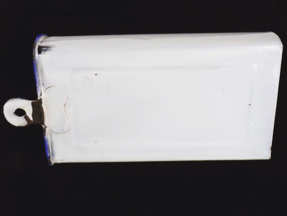 Alter Einlauf Behälter Email Pflanzgefäß Weiß blau