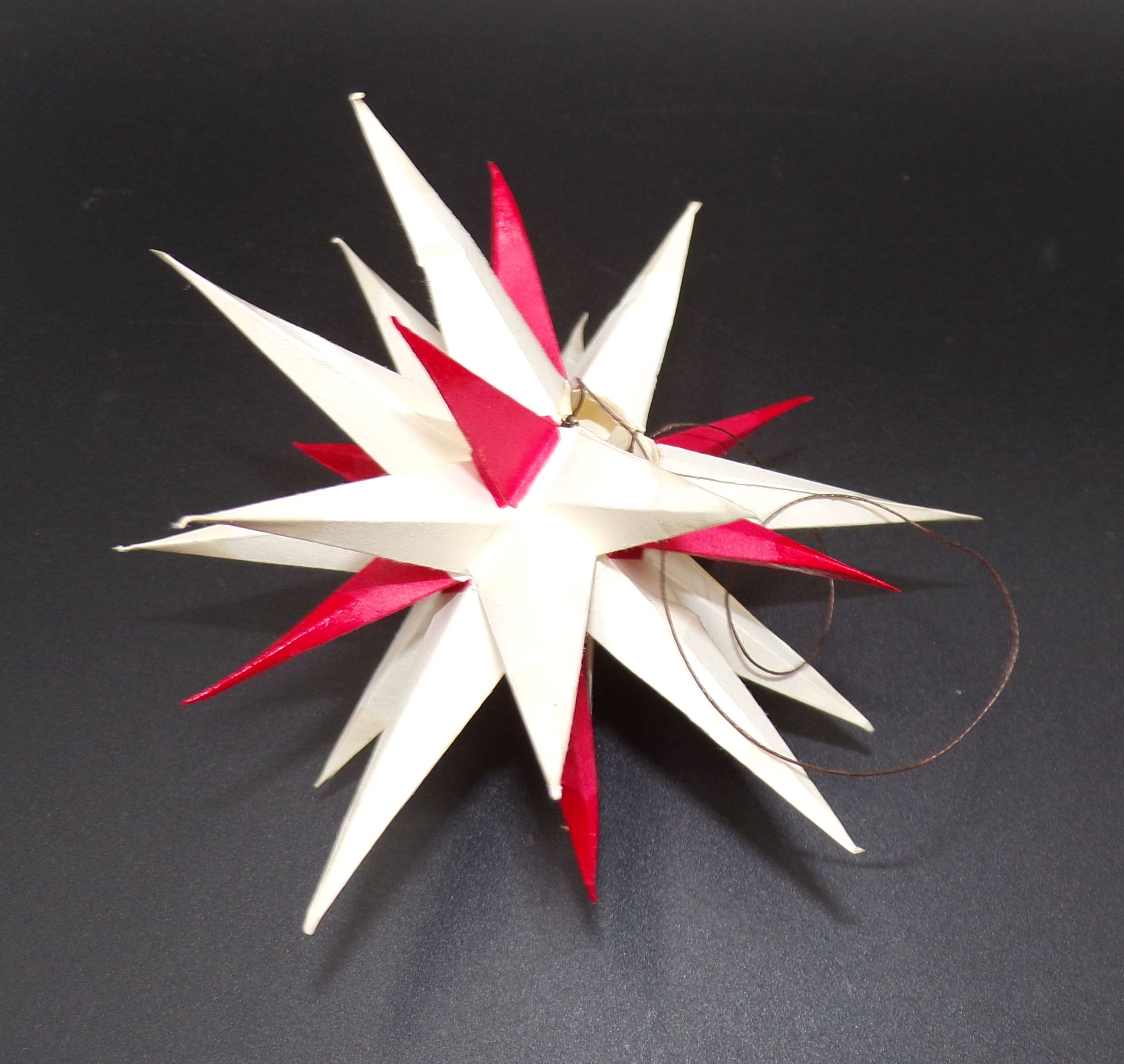 Herrnhuter Stern aus Papier DDR Weiß Rot D 13 cm 2 Stück Herrnhuter Stern aus Papier DDR Weiß Rot D 13 cm 2 Stück