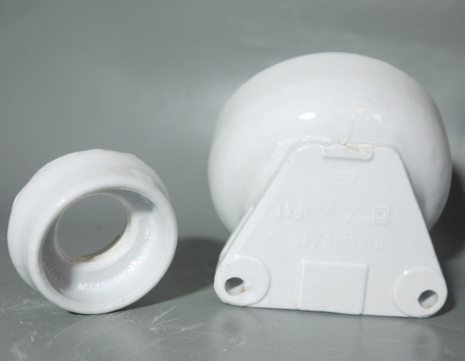 Lampe Glas weiß Porzellan Fassung schräg Kellerlampe alte Kugellampe IP41