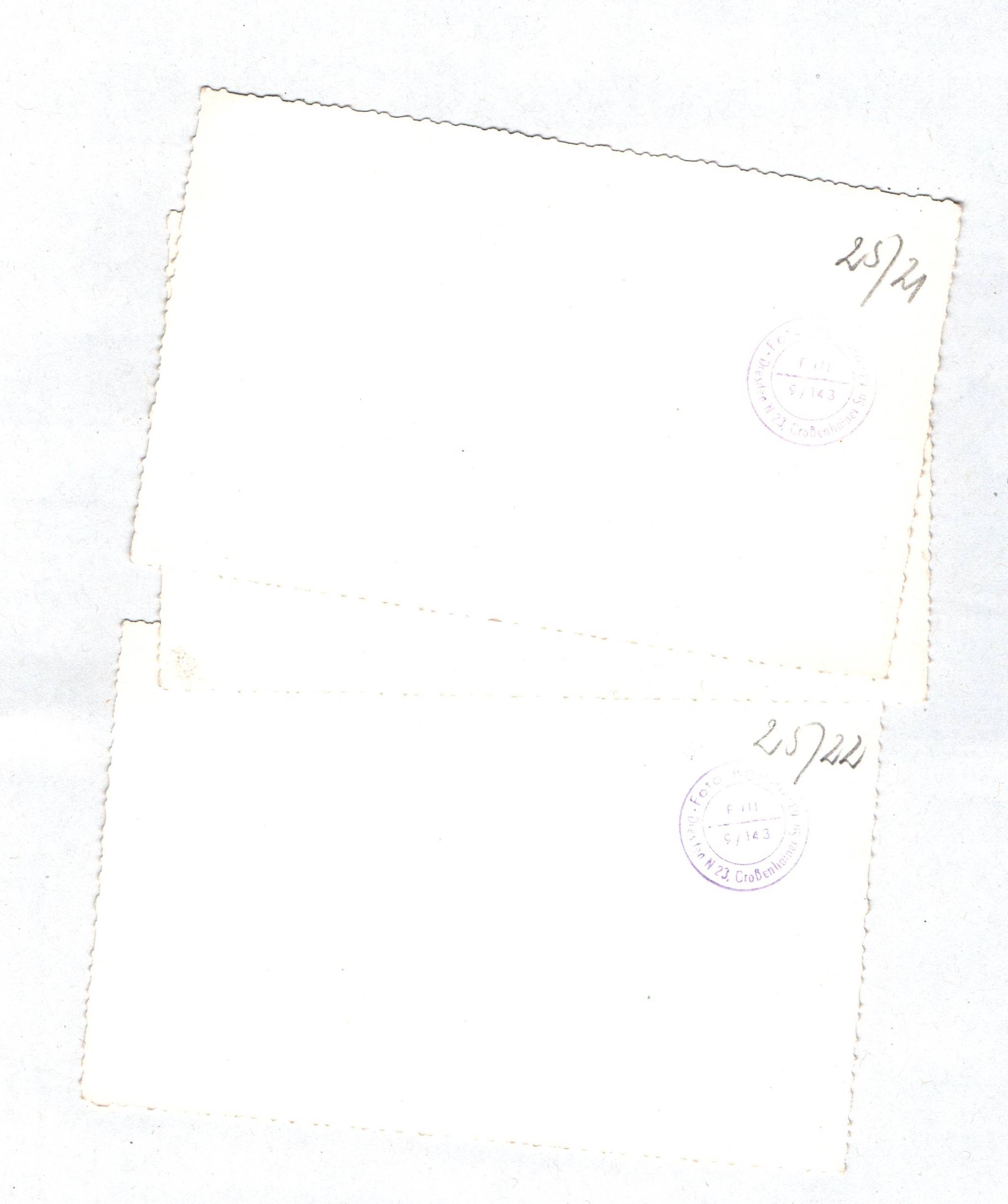 Foto Ak Opel Olympia an Tankstelle 3 Stück VH Minol Bischofswerda 1950er Foto Ak Opel Olympia an Tankstelle 3 Stück VH Minol Bischofswerda 1950er