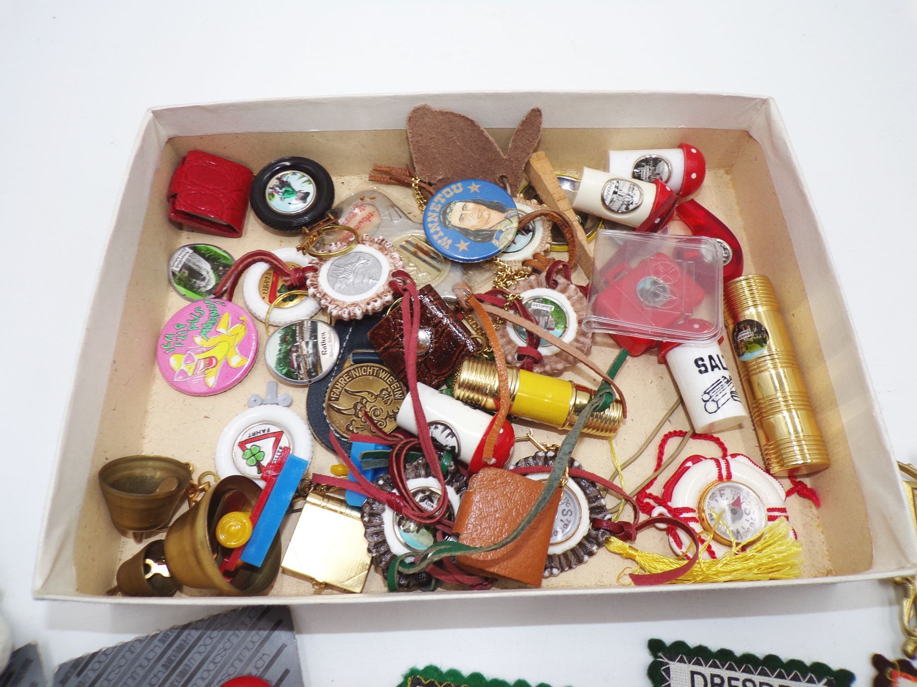 Lot DDR Souvenir Nippes Anstecker Anhänger patch button Kompass Lot DDR Souvenir Nippes Anstecker Anhänger patch button Kompass