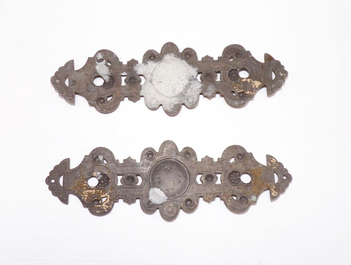 Alte Möbelbeschläge 2 Stück Kommode Beschlag 1880 er Restaurierungsbedarf Alte Möbelbeschläge 2 Stück Kommode Beschlag 1880 er Restaurierungsbedarf