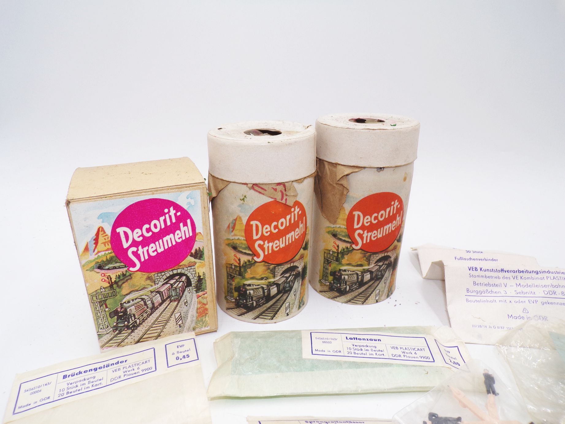 Modelleisenbahn Konvolut Streugut DDR Figuren Brückengeländer Lattenzaun Modelleisenbahn Konvolut Streugut DDR Figuren Brückengeländer Lattenzaun