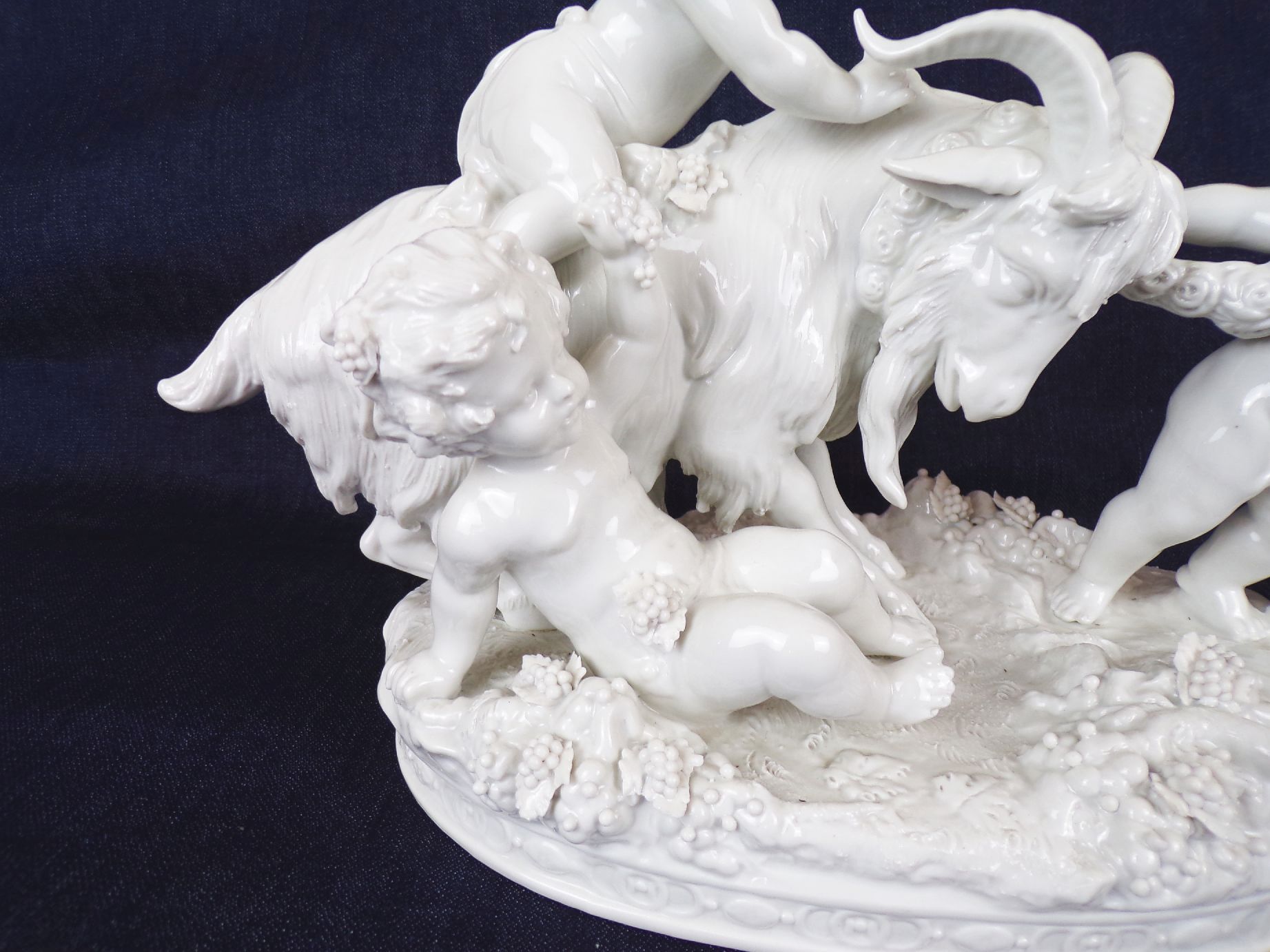 Scheibe Alsbach Porzellanfigur Putto Ziegenbock Wein Bachus Scheibe Alsbach Porzellanfigur Putto Ziegenbock Wein Bachus