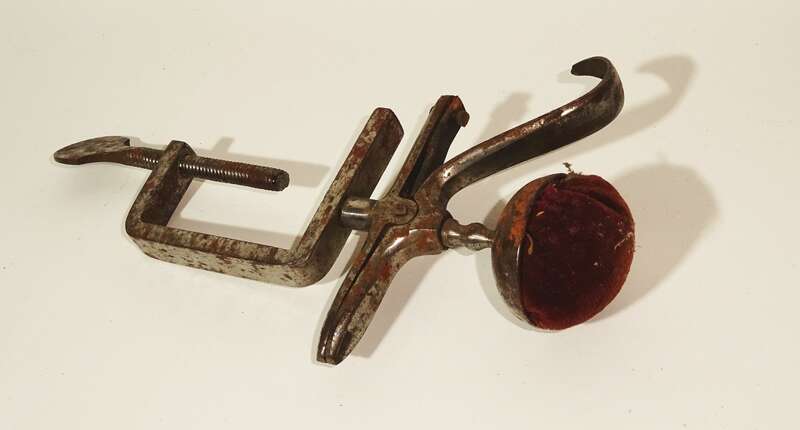 Altes Nadelkissen Metall Tischhaltung Shabby Chic Vintage