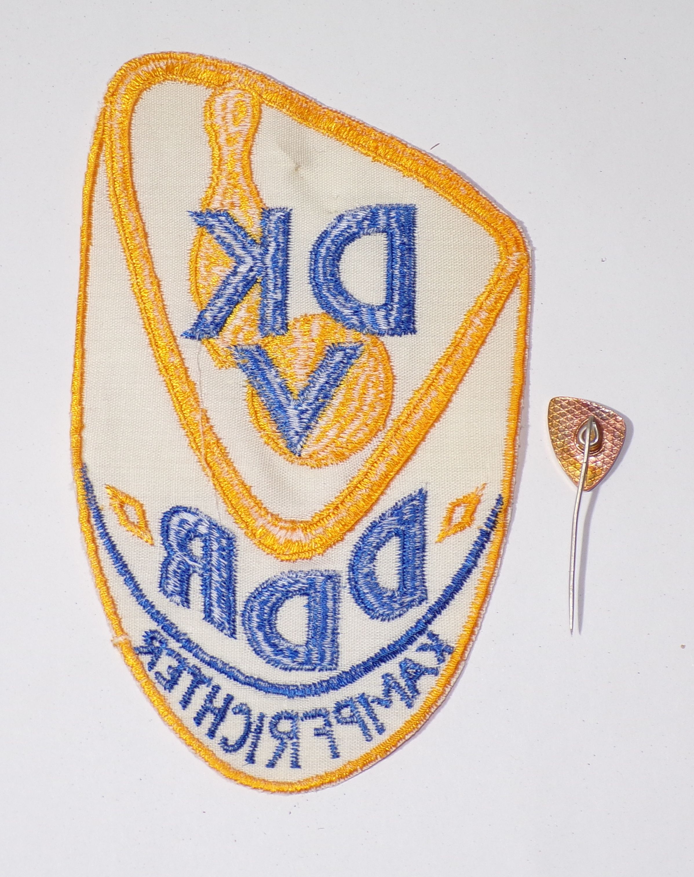 Aufnäher DVK DDR Kampfrichter mit Abzeichen 