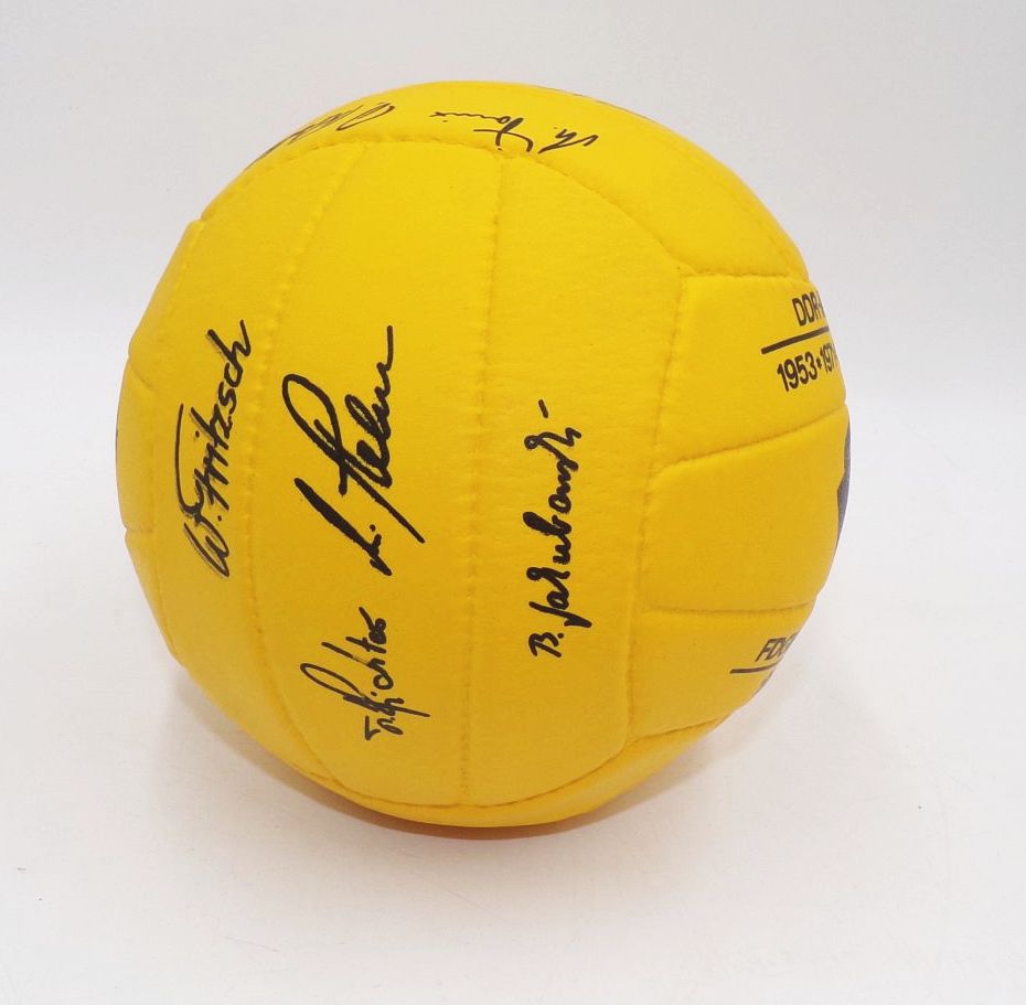  Fußball Erinnerungsball Meistermannschaft SG Dynamo Dresden 1976 