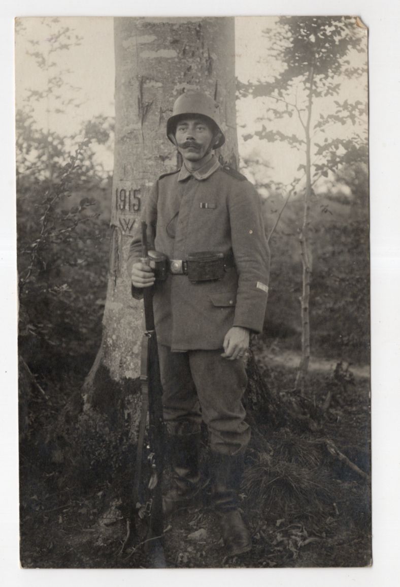 Foto Ak Sturmsoldat IR 10 mit Ärmelabzeichen ? 1915 Stosstrupp