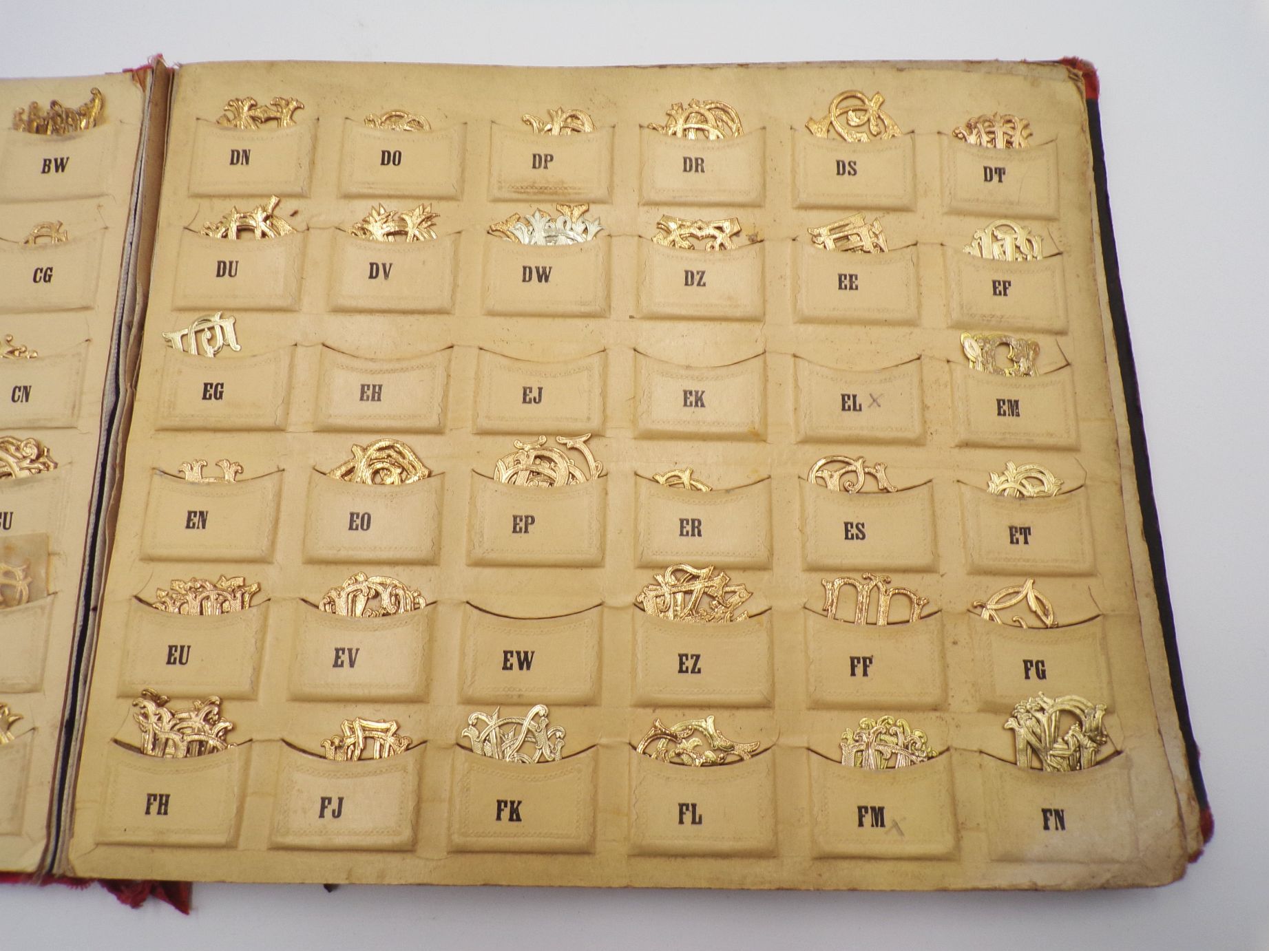 Monogramm Album um 1900 geprägte Papier Initialien 