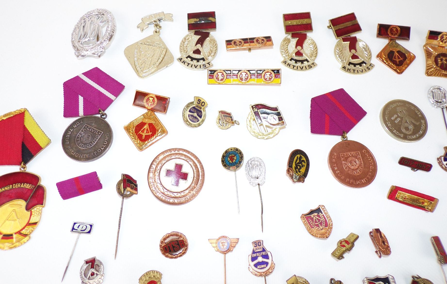 Konvolut DDR Abzeichen Banner der Arbeit Anstecknadeln Pins Konvolut DDR Abzeichen Banner der Arbeit Anstecknadeln Pins