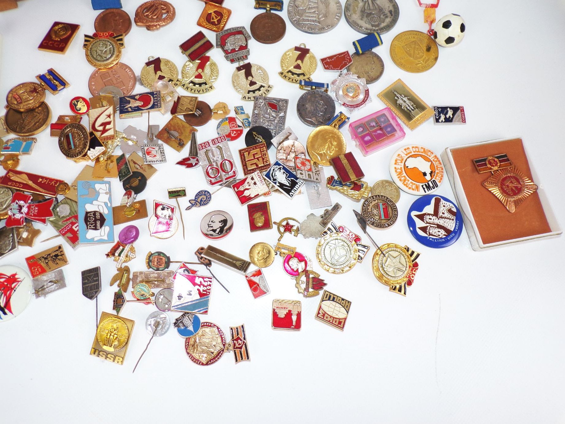 Konvolut DDR UdSSR BRD Abzeichen Buttons Konvolut DDR UdSSR BRD Abzeichen Buttons