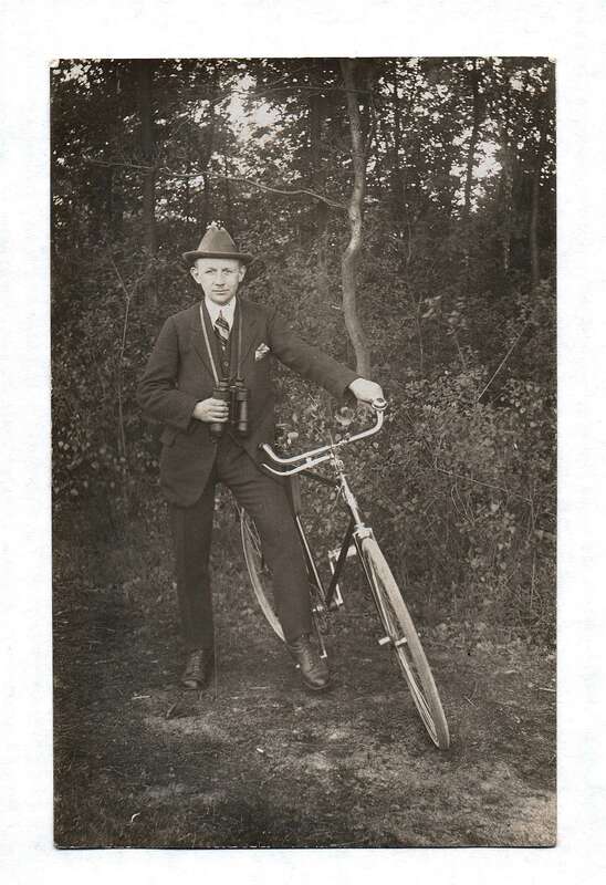 Ak Man mit Fahrrad und Fernglas Alte Postkarte