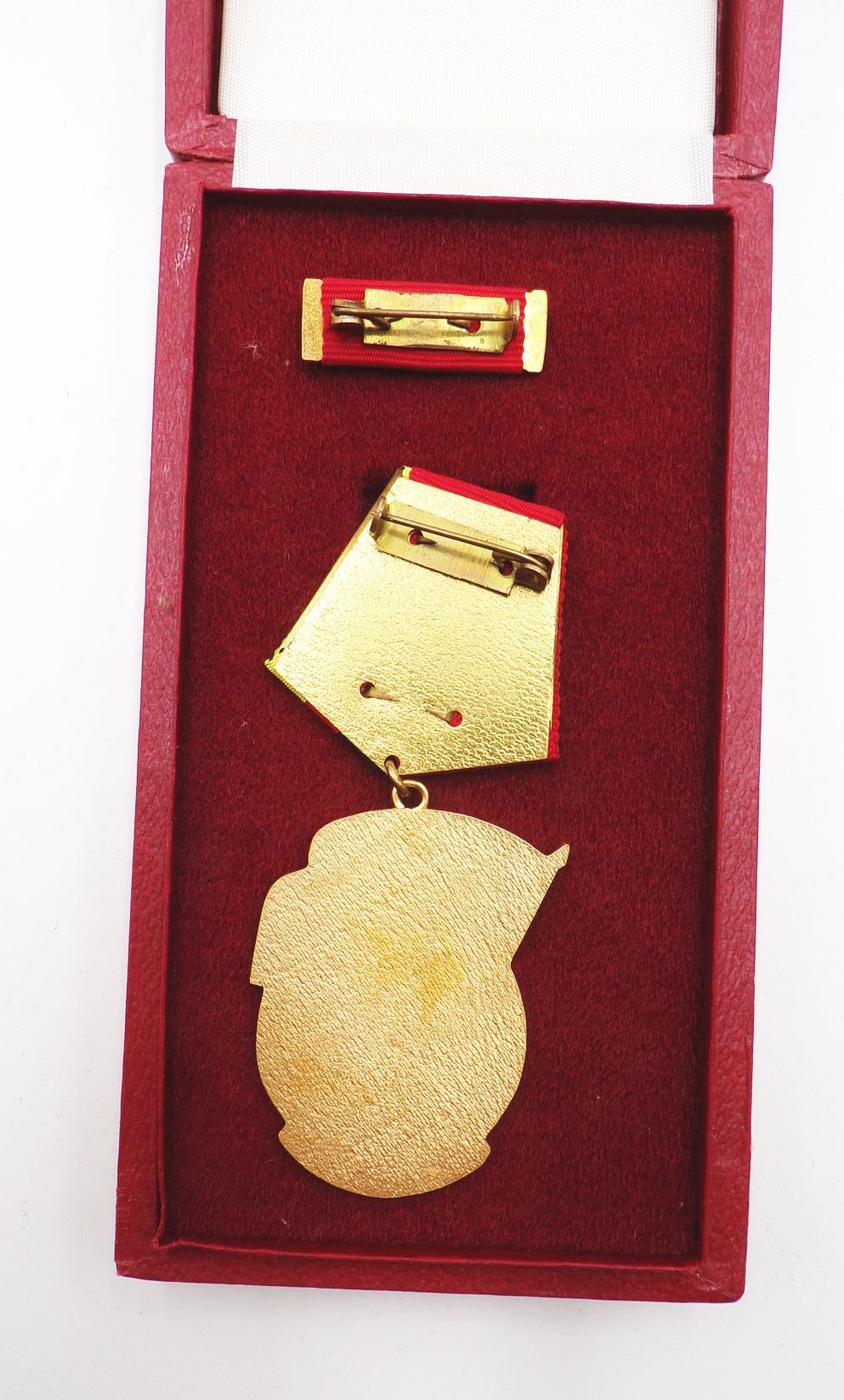 Altes Abzeichen Banner der Arbeit DDR Orden GDR mit Etui Altes Abzeichen Banner der Arbeit DDR Orden GDR mit Etui