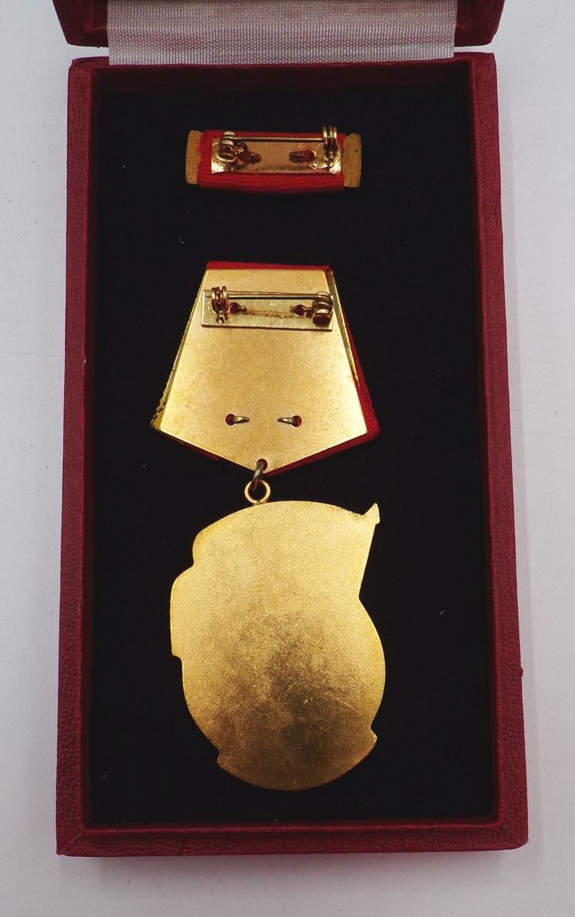 Banner der Arbeit DDR Orden Auszeichnung mit Urkunde