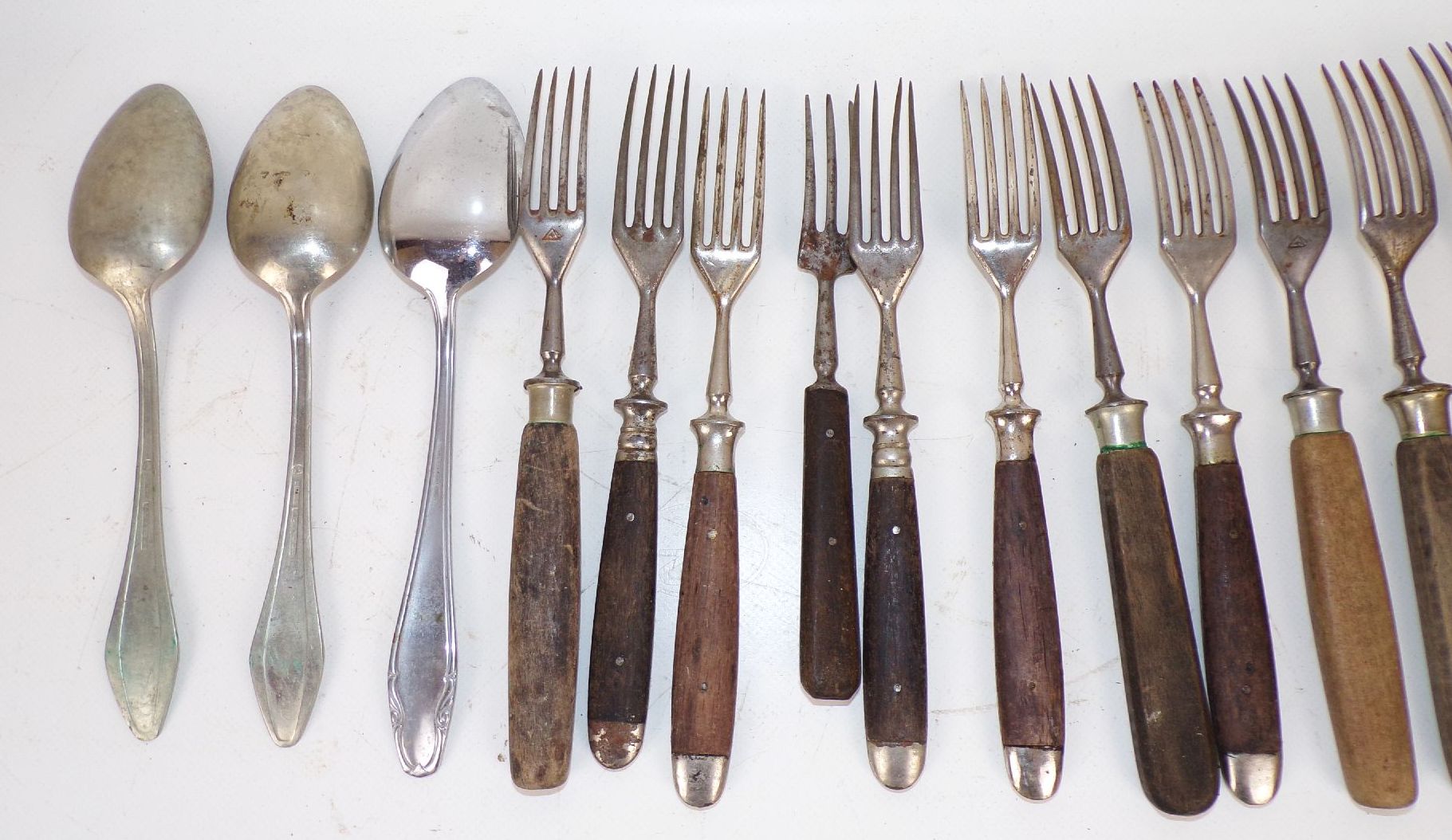 Konvolut altes Besteck Holzgriffe Gabeln Mittelalter Räuber 17 Besteckteile