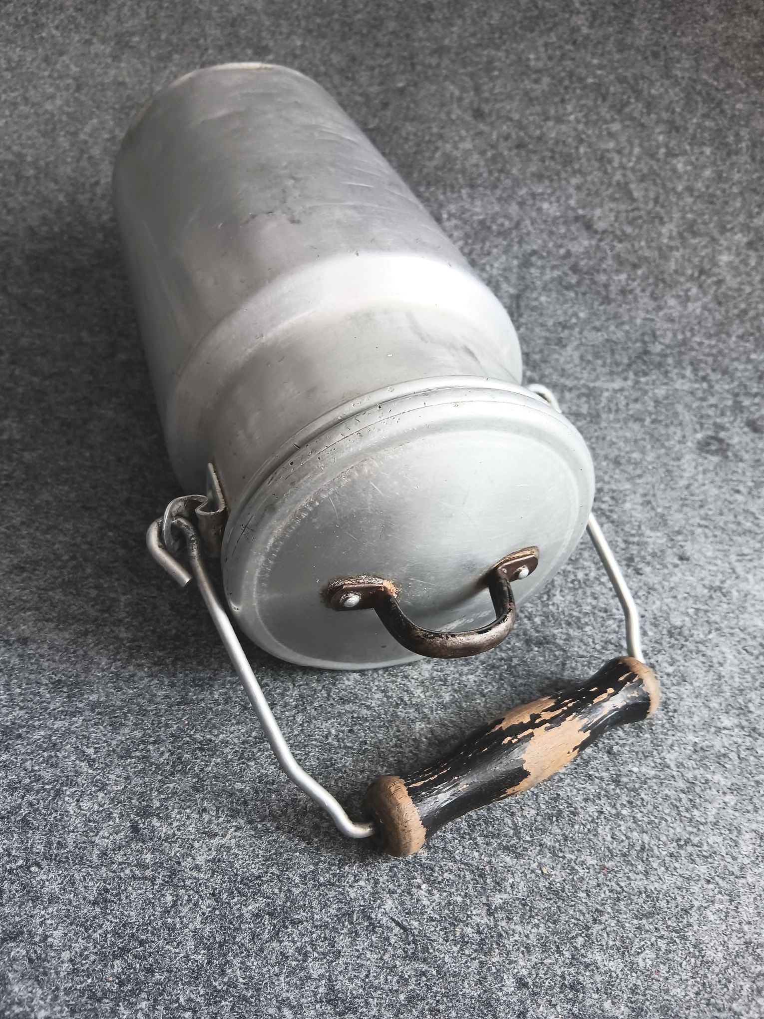 Alte 1 Liter Alu Milchkanne mit Deckel und Thermoskanne Holzgriff Aluminium Kanne 24 cm Alte 1 Liter Alu Milchkanne mit Deckel und Thermoskanne Holzgriff Aluminium Kanne 24 cm