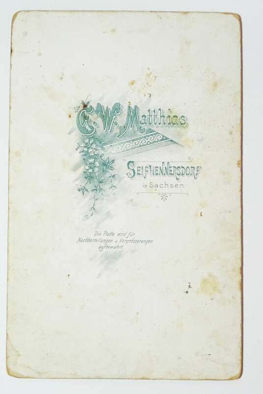 Kabinettfoto Reiter Trachten Umgebindehaus Seifhennersdorf um 1900 geschmücktes Pferd 