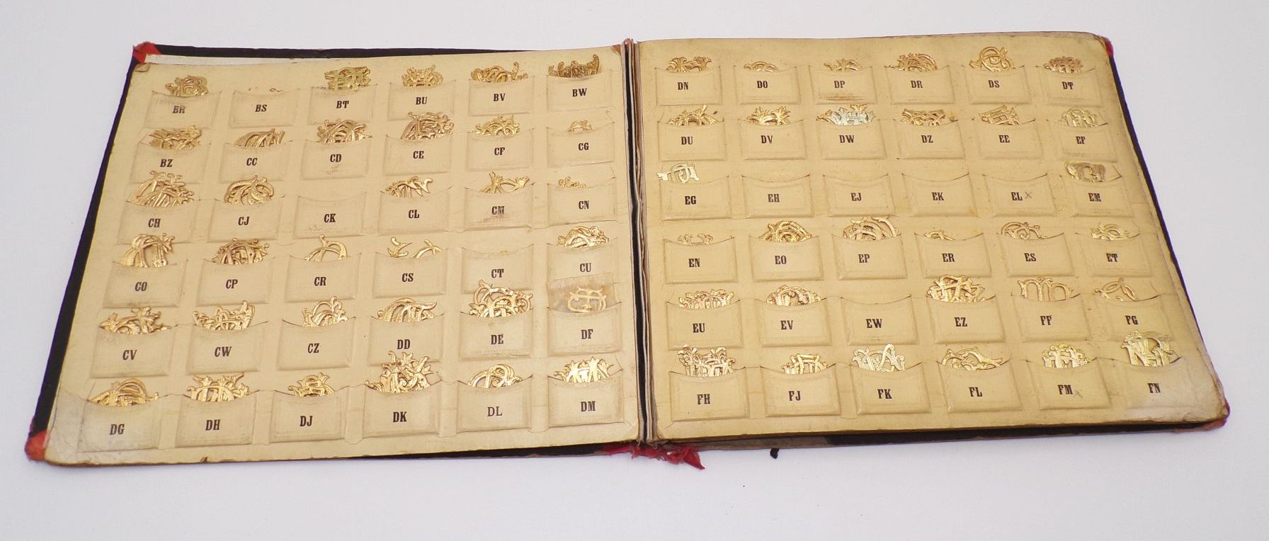 Monogramm Album um 1900 geprägte Papier Initialien 